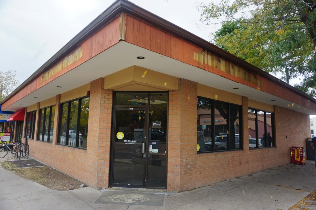 The former Einstein Bros. Bagels shop at 1025 E. Ninth Ave. is in search of a new tenant. Photo by Burl Rolett.