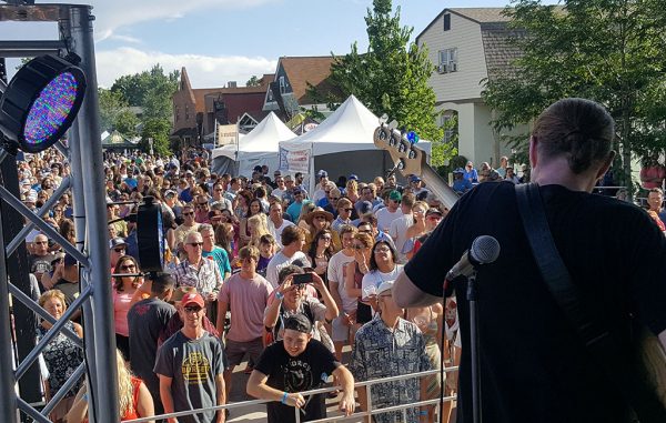 bluesBrews crowd